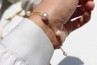 bracelet délicat en perles de culture blanches roses plaqué or jaune