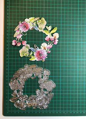 Großes 3-teiliges dekoratives Wildblumenkranz Stanzenset - größte Stanze 13,8 x 13,8 cm