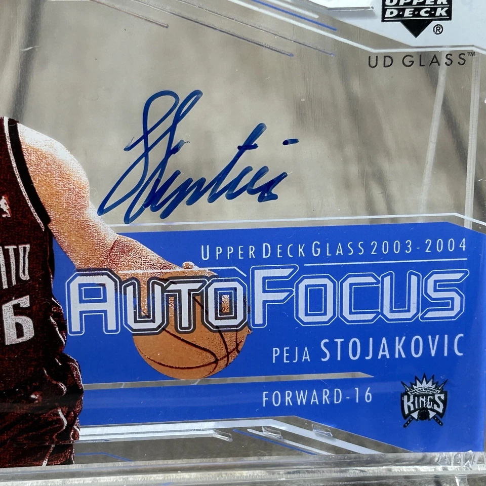2003-04 UD vidro foco automático Peja Stojakovic no cartão autógrafo Sacramento Kings - Imagem 2 de 4