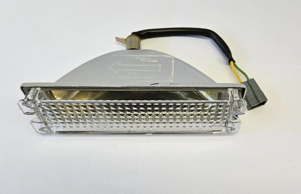 Conjunto de lámpara de estacionamiento lateral derecho Plymouth Sport Fury 1967-1968 2606580 NOS. Foto 4 de 4