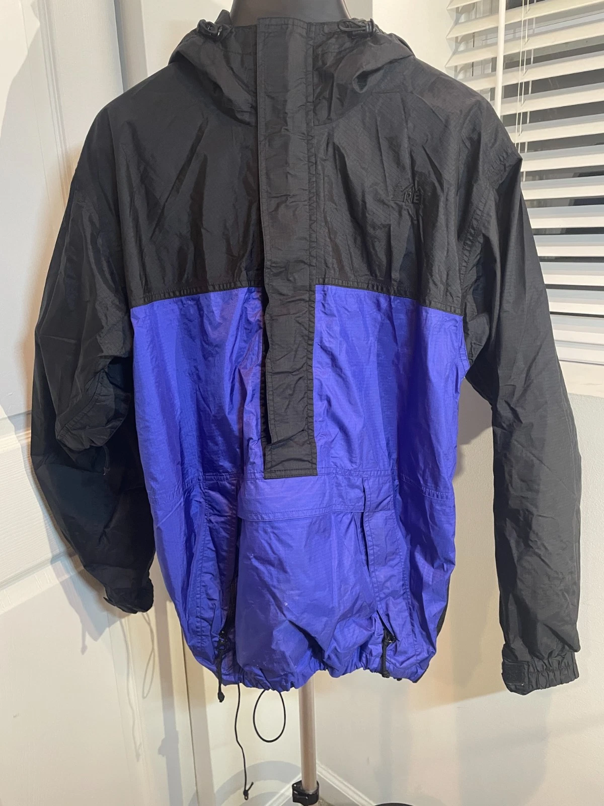 JA7024-Vintage REI Outdoor Jacket Unisex Medium Black Purple Hooded Shell Hiking
Opens in a new wind