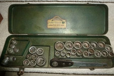 VINTAGE INDESTRO 30 PC 1/2" SOCKET  WRENCH SET  W/METAL CASE