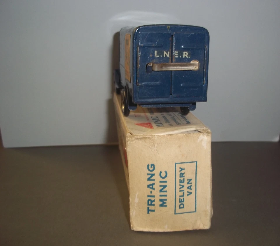 TRI-ANG  MINIC  L.N.E.R BLUE  DELIVERY CLOCKWORK  VAN WITH BOX AND KEY. WORKING. - Image 4 of 4
