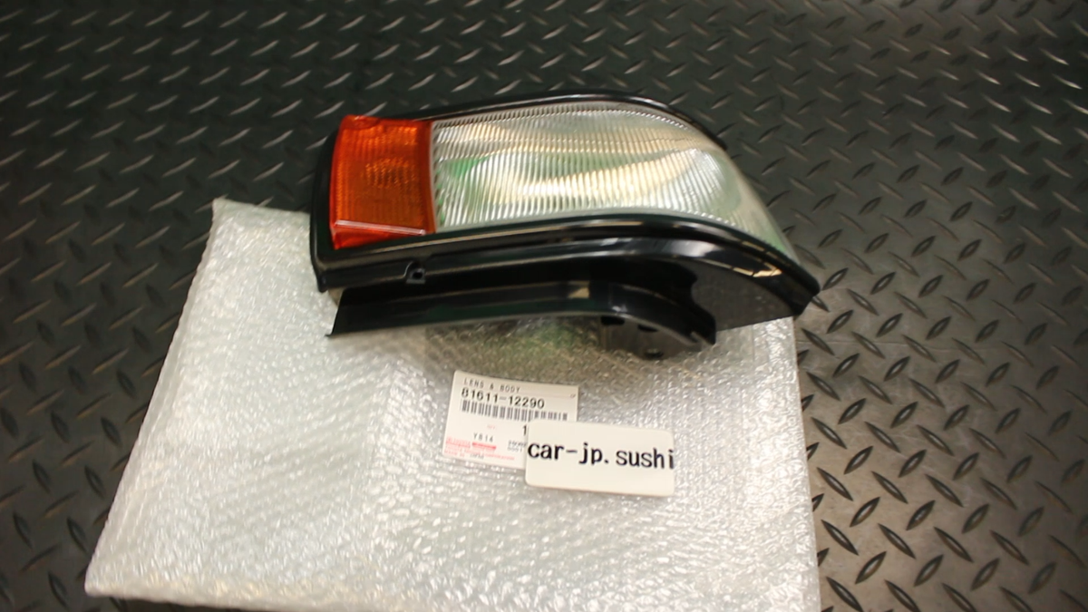 TOYOTA GENUINE COROLLA LEVIN AE86 ' Right Rh Corner Side Lamp Lens