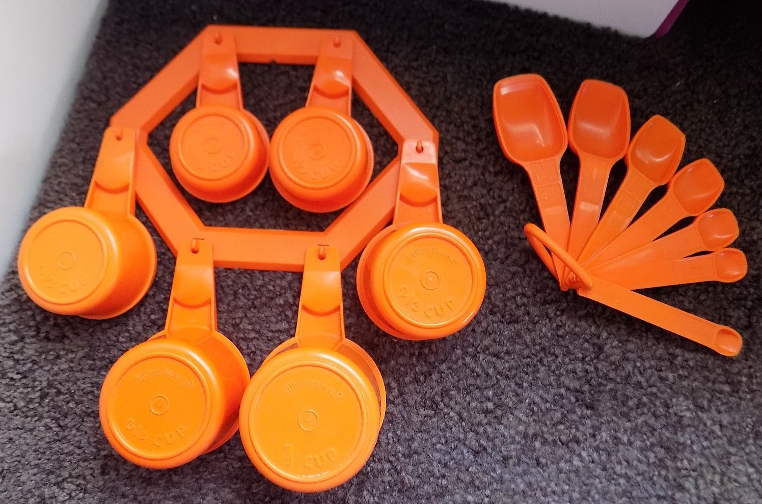 Tupperware Lot ~ Orange Measuring Cups, Wall Rack & Complete Spoon Set