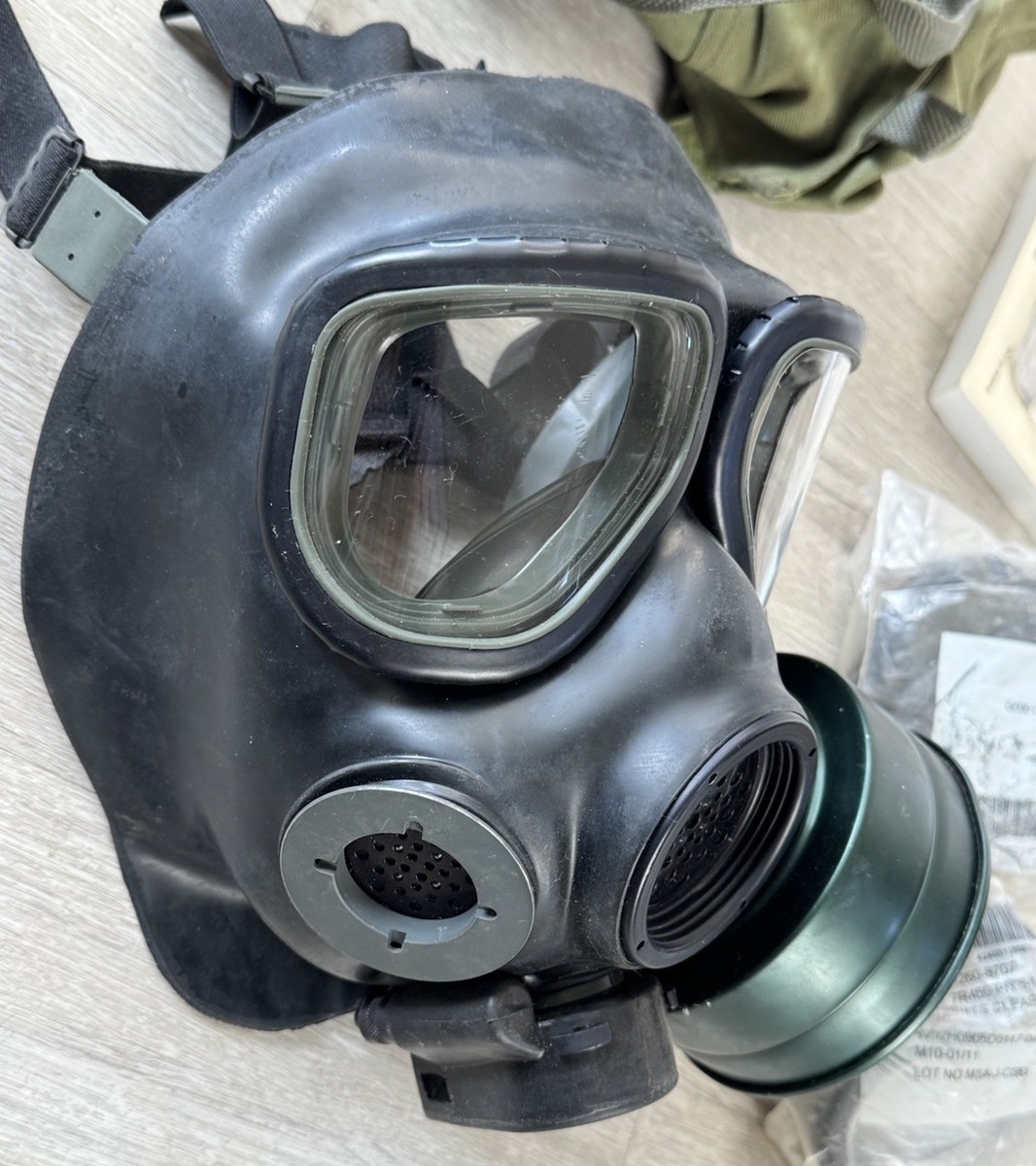 U.S. Military M40 Field Protective Field Gas Mask/Size Medium w