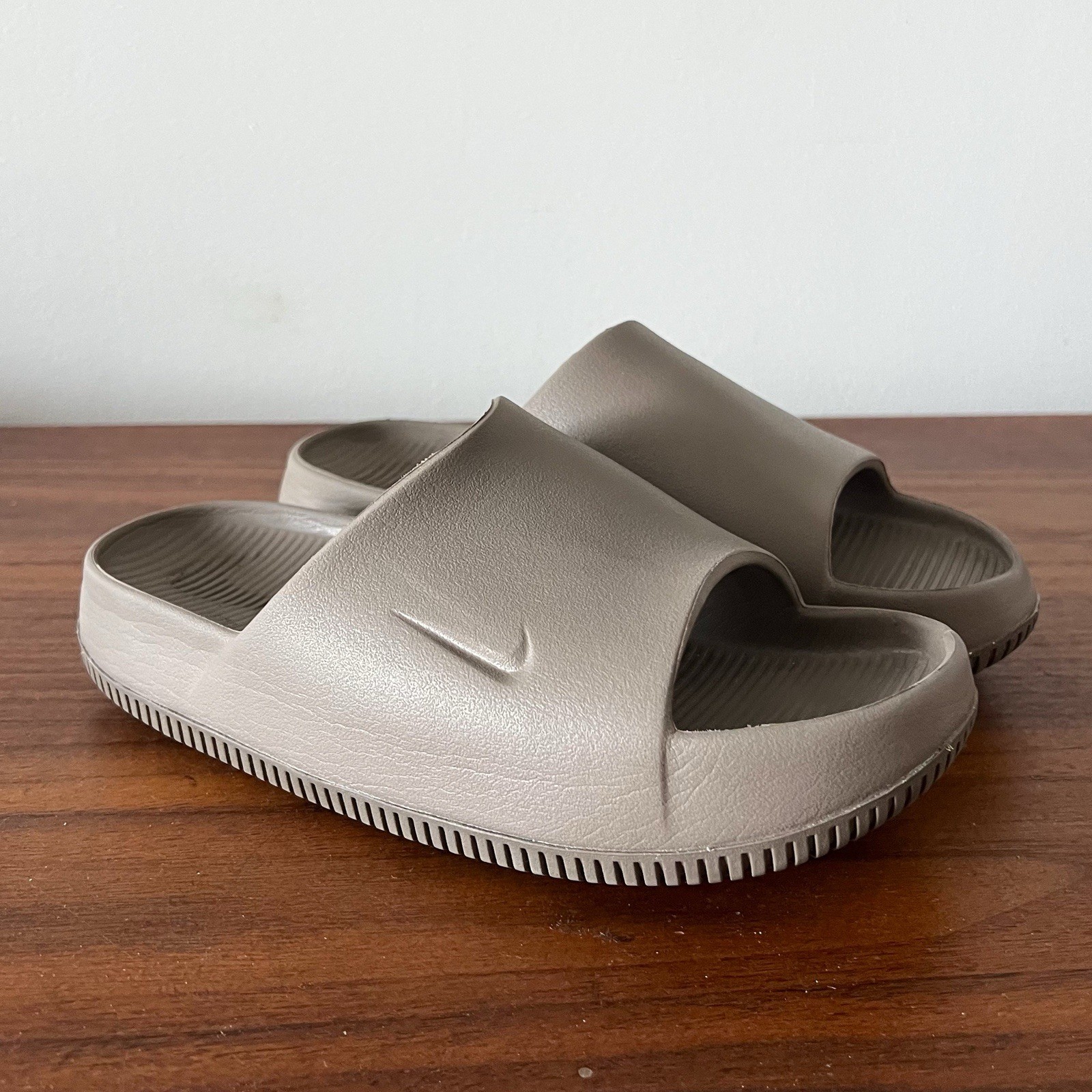 Nike Women’s Slide Sandals Size 7 Gray Minimalist Cushioned Slip On Slides