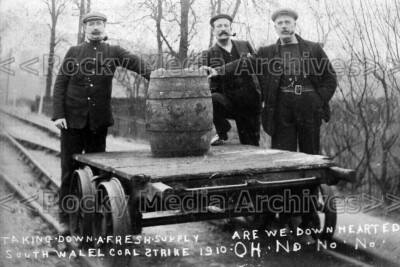 SSC-47 Taking Down A Fresh Supply, South Wales Coal Strike 1910. Foto