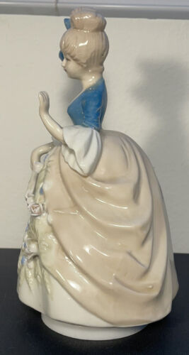 Vintage Colonial Days Figurine on Rotating Base Internal Music Box - Picture 2 of 12
