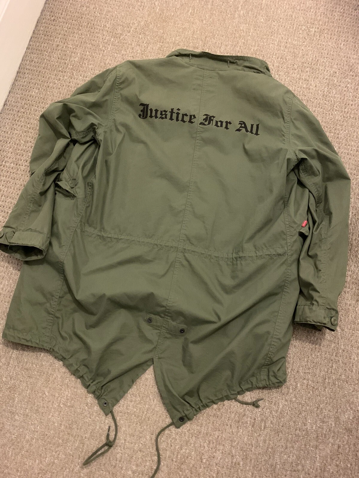 Veste olive taille moyenne Supreme Justice For All Fishtail Parka