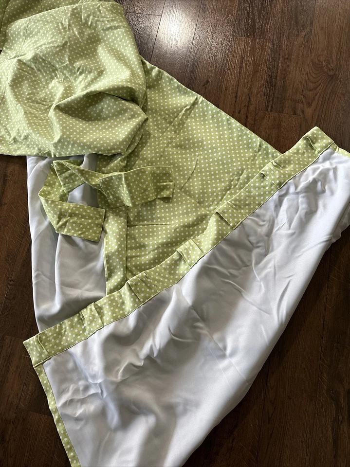 Panel de cortina Pottery Barn Kids lunares verde cortinas negras 44x96 con corbata Foto 3 de 4