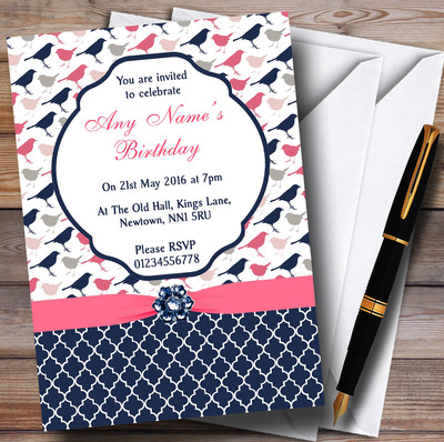 Personalisierte Geburtstagsparty-Einladungen dunkelblau & korallenrosa Shabby Chic Vögel