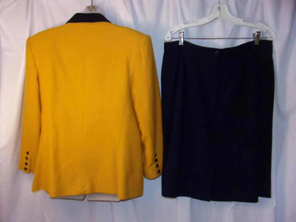 Vintage Albert Nippon Suits Gold & Black 3 Pcs Skirt Suit 14  JAcket Skirt Vest - Image 4 of 4