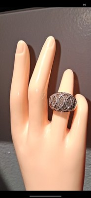 Gewölbter champagnerfarbener und weißer 1 kt natürlicher Diamant Pave Ring