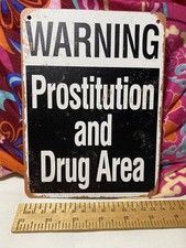 Panneau AVERTISSEMENT zone drogue prostitution.  Drôle taille A5 sur bois. 