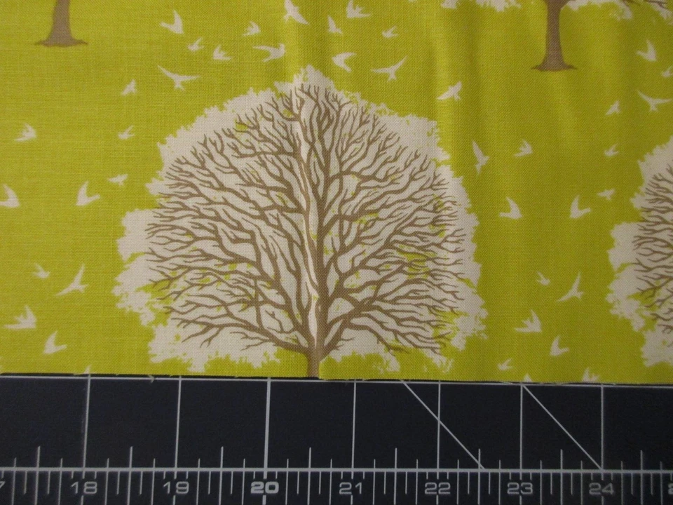 Tela 100 % algodón árboles marrones y pájaros blancos sobre amarillo-verde 1 yarda roble majestuoso Foto 3 de 4