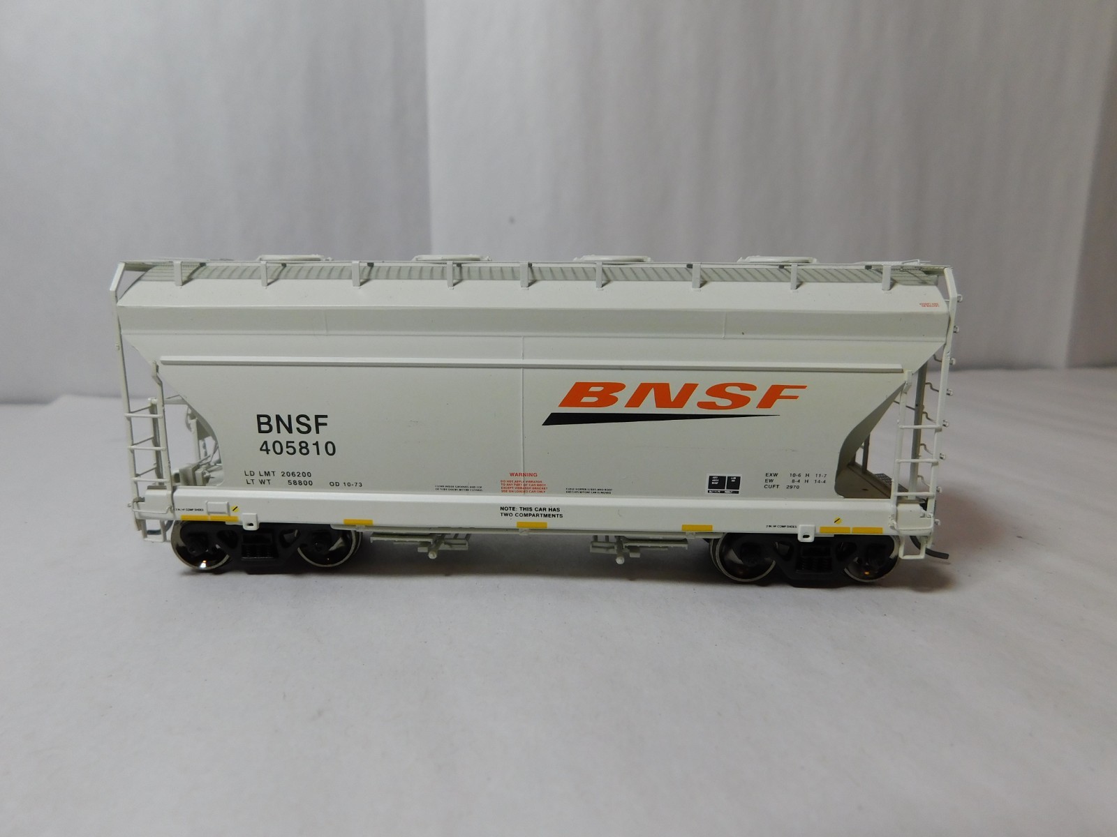 Athearn 93904 HO Scale ACF 2970 2 Bay Hopper, BNSF #405810
