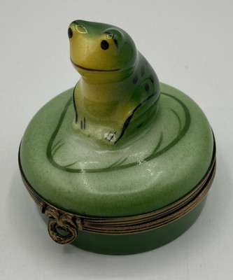 Limoges Castel France Peint Main Frog on Lily Pad Trinket Box Porcelain
