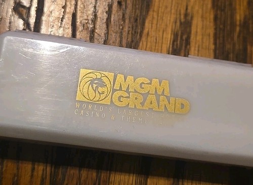 MGM Grand Hotel Travel Kit Complementary Toiletry Guest Original Case Las Vegas - 第 2/5 張圖片