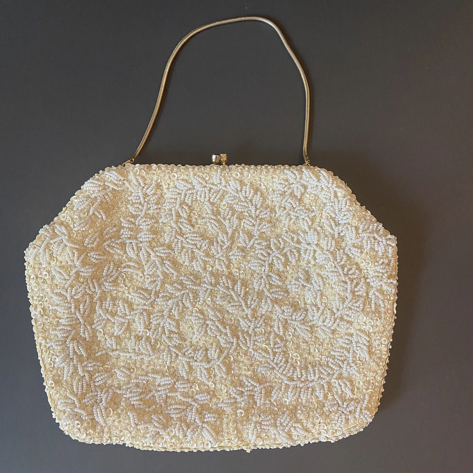 Винтажная вышитая бисером вечерняя сумка цвета слоновой кости с блестками золотой атласный интерьер свадебная официальная 1960-е - Изображение 2 из 4