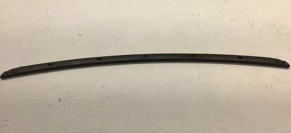 Soporte de soporte inferior para parachoques trasero Saturn serie L 2000-2002 OEM GM 90584257 Foto 3 de 4