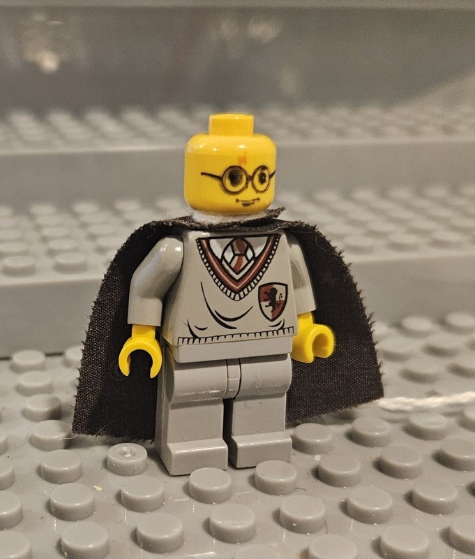 LEGO Harry Potter Gryffindor Minifigure with Shield and Cape Stars HP005 Lot61