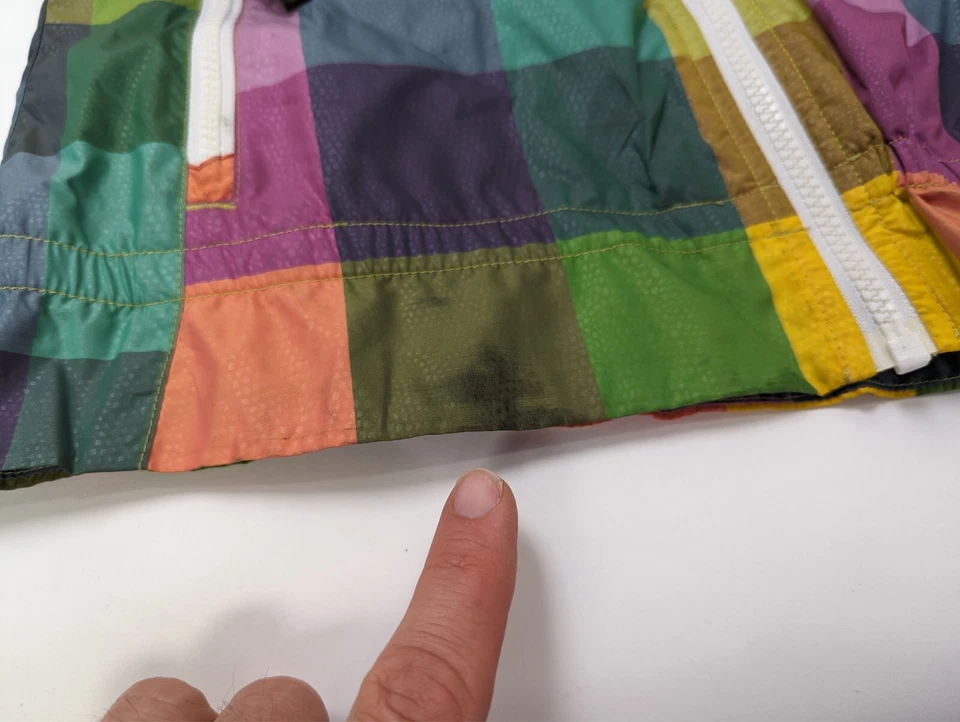 Chaqueta cortavientos a cuadros multicolor con cremallera completa The North Face para mujer - pequeña Foto 2 de 4