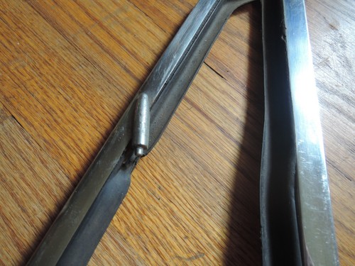 Alfa Romeo GTV 1971-1975 Used Original LEFT Driver's Side VENT WINDOW FRAME Only - Picture 6 of 17