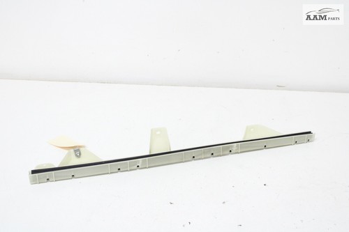 18-24 FREIGHTLINER CASCADIA FRONT RIGHT DOOR WINDOW GLASS CHANNEL GUIDE OEM