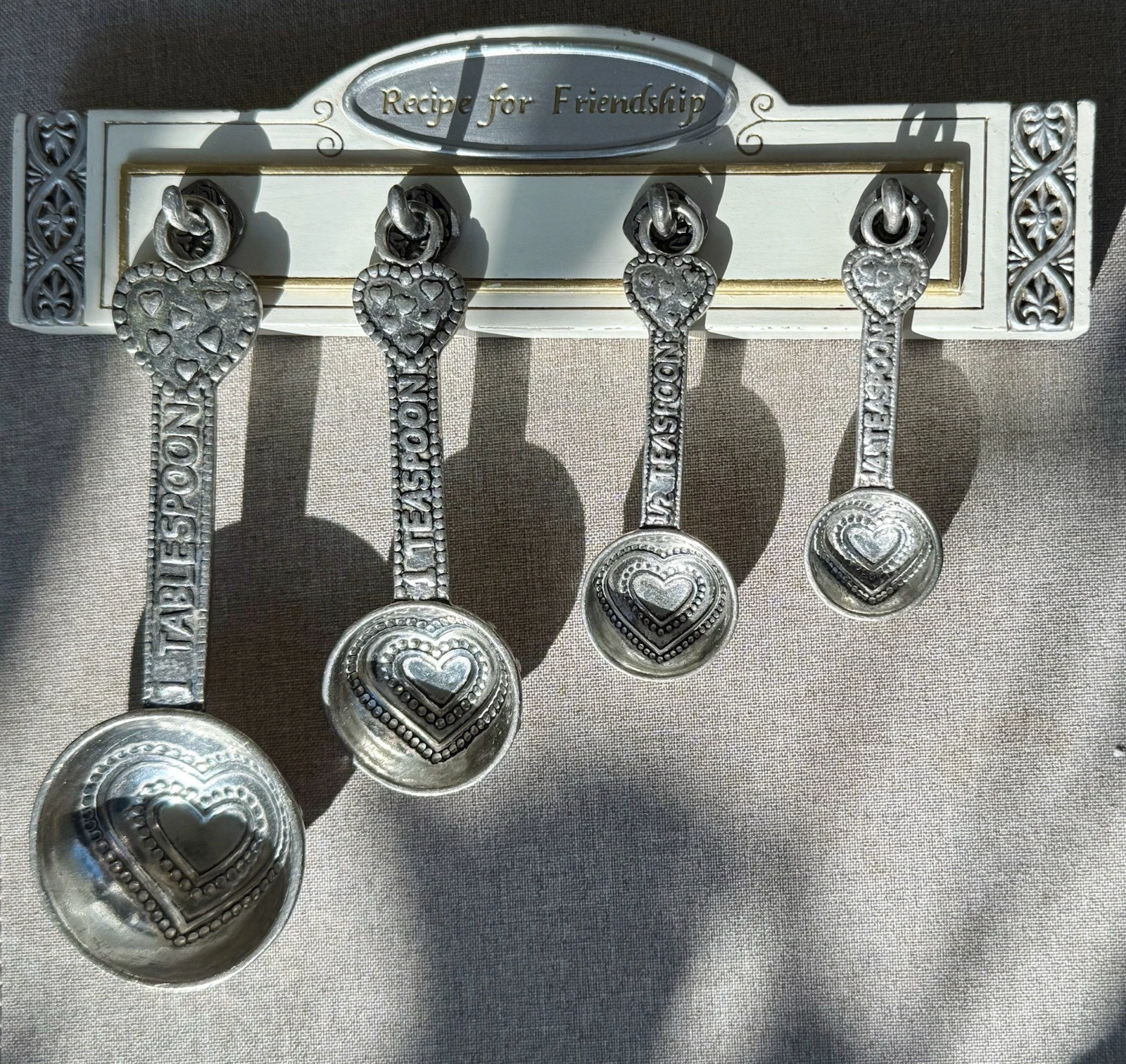 Vintage Style Ganz Recipe For Friendship Measuring Spoons With Wall Holder/Rack
Opens in a new windo