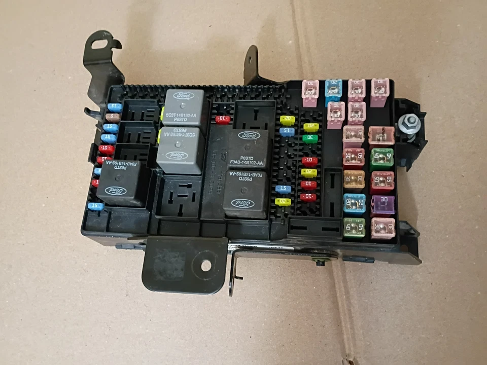 2005-2007 FORD F250 F350 UNDER DASH FUSE BOX P/N 5C3T-14A067-BD - Image 4 of 4
