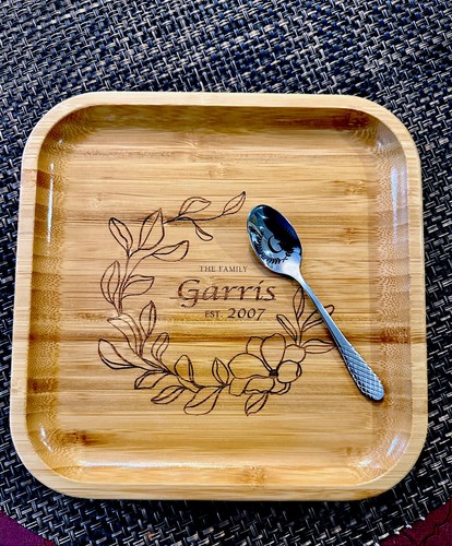Quadratische Bambusplatte mit Monogramm 8" Zoll x 8" Zoll | Für Vorspeisen/Grill - Bild 1 von 6