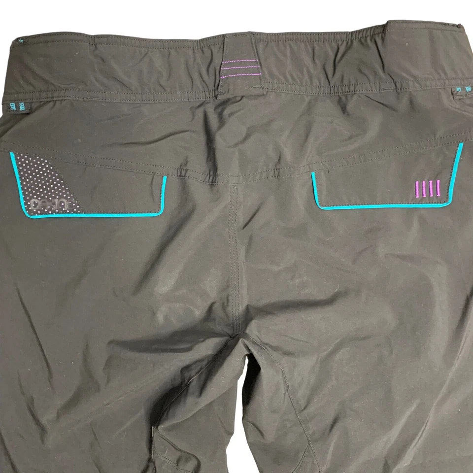 Bermuda esportiva feminina Dakine Tonic 30 bolsos pretos ajustáveis na cintura - Imagem 4 de 4