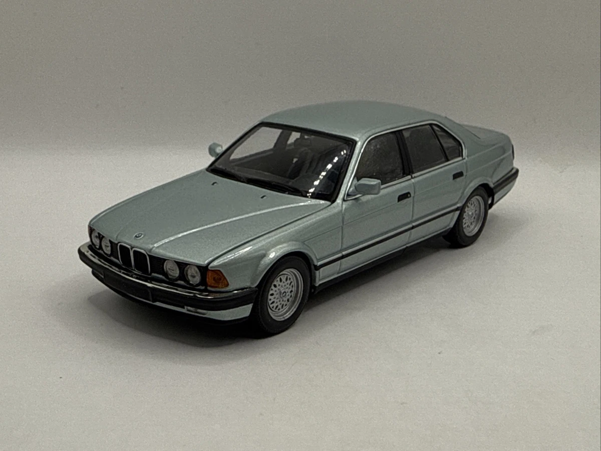 Minichamps 1:18 BMW i7 (G70) Año de construcción 2022 negro metálico