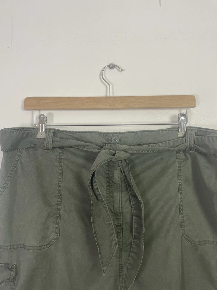 Marks & Spencer M&S Dark Khaki Green Cargo Cotton Blend Belted Shorts - sz 24 - Image 4 of 4