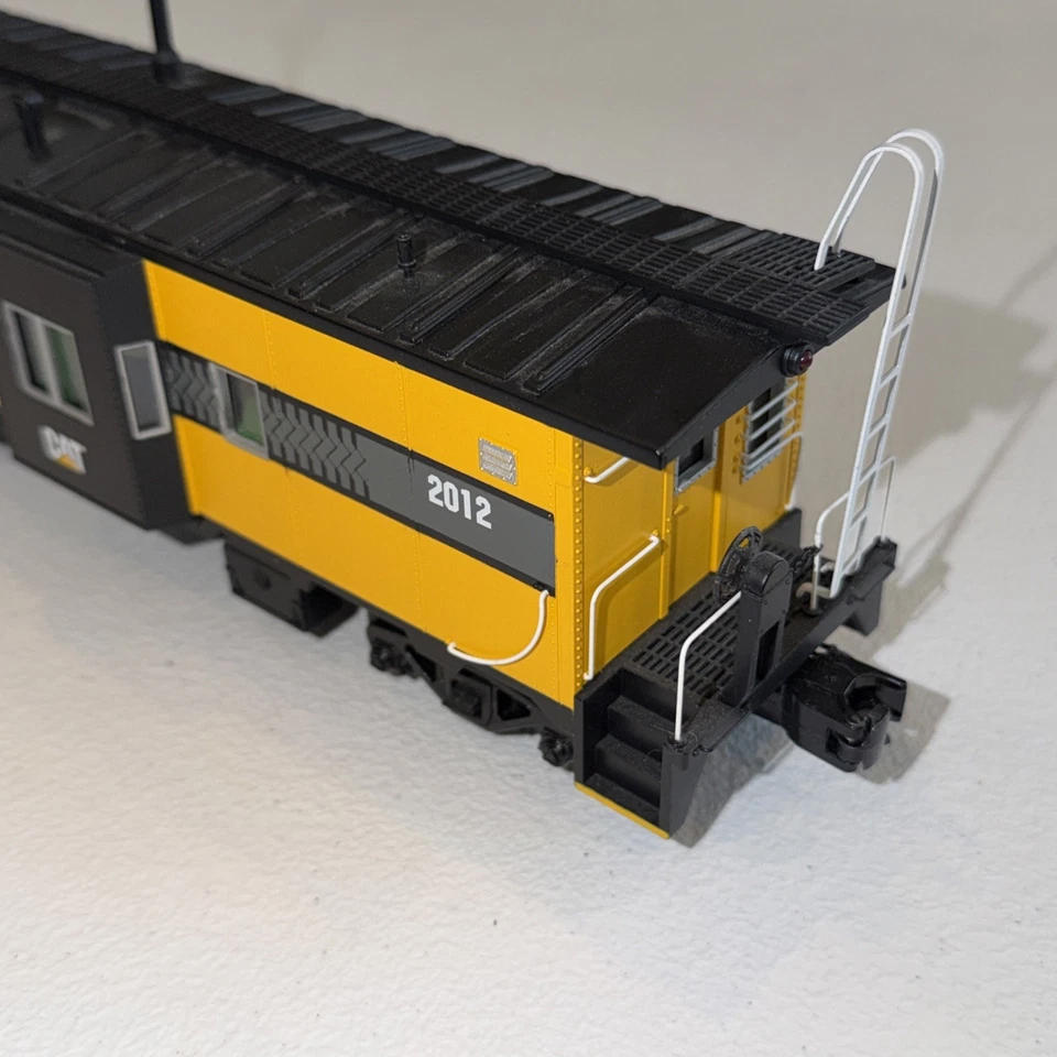 MTH O Scale CAT Caterpillar Bay Window Caboose 20-91363 #2012 Rolling Stock - Image 3 of 4