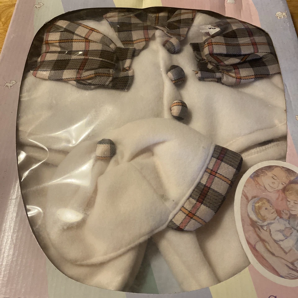 Roupa de boneca bebê coleção doce e inocente Cuddle Me Babies D232 - Imagem 3 de 3