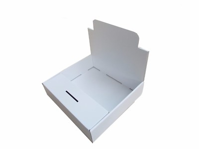 Charity Sammlung/Vitrinen - schlicht weiß