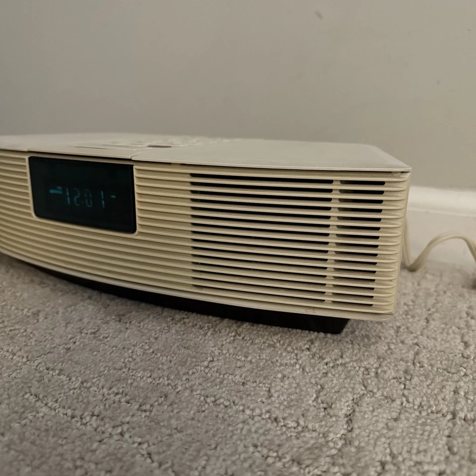 Bose Wave Radio Model AWR1-1W Alarm Clock AM/FM Radio (White) w/ Remote - TESTED - Image 2 of 4