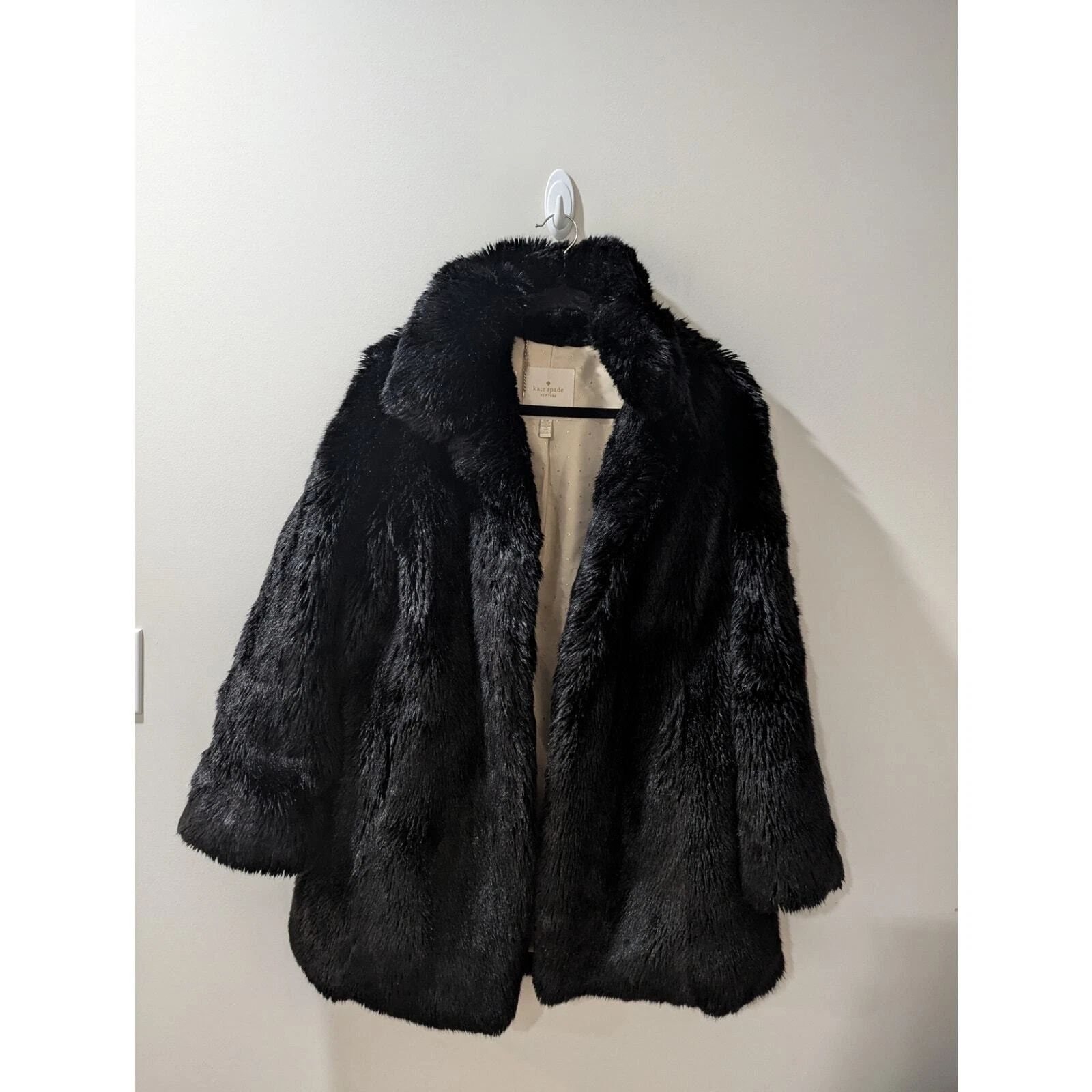 Cappotto Kate Spade nero in pelliccia sintetica con fiocco posteriore