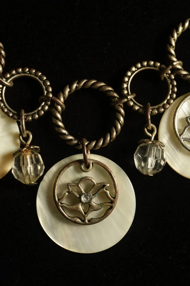 Collar babero vintage firmado por Avon con concha, vidrio y detalles de flores de metal Foto 3 de 4