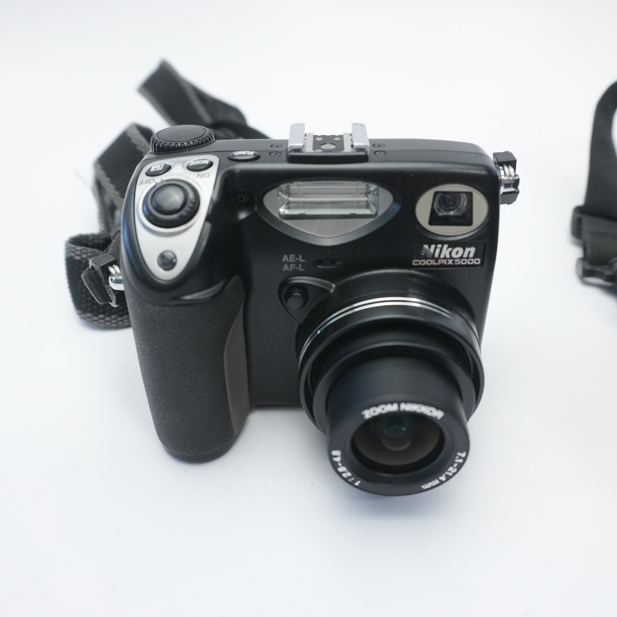 Working Nikon Coolpix 5000 Digital Camera 5MP Nikon E5000 Bundle