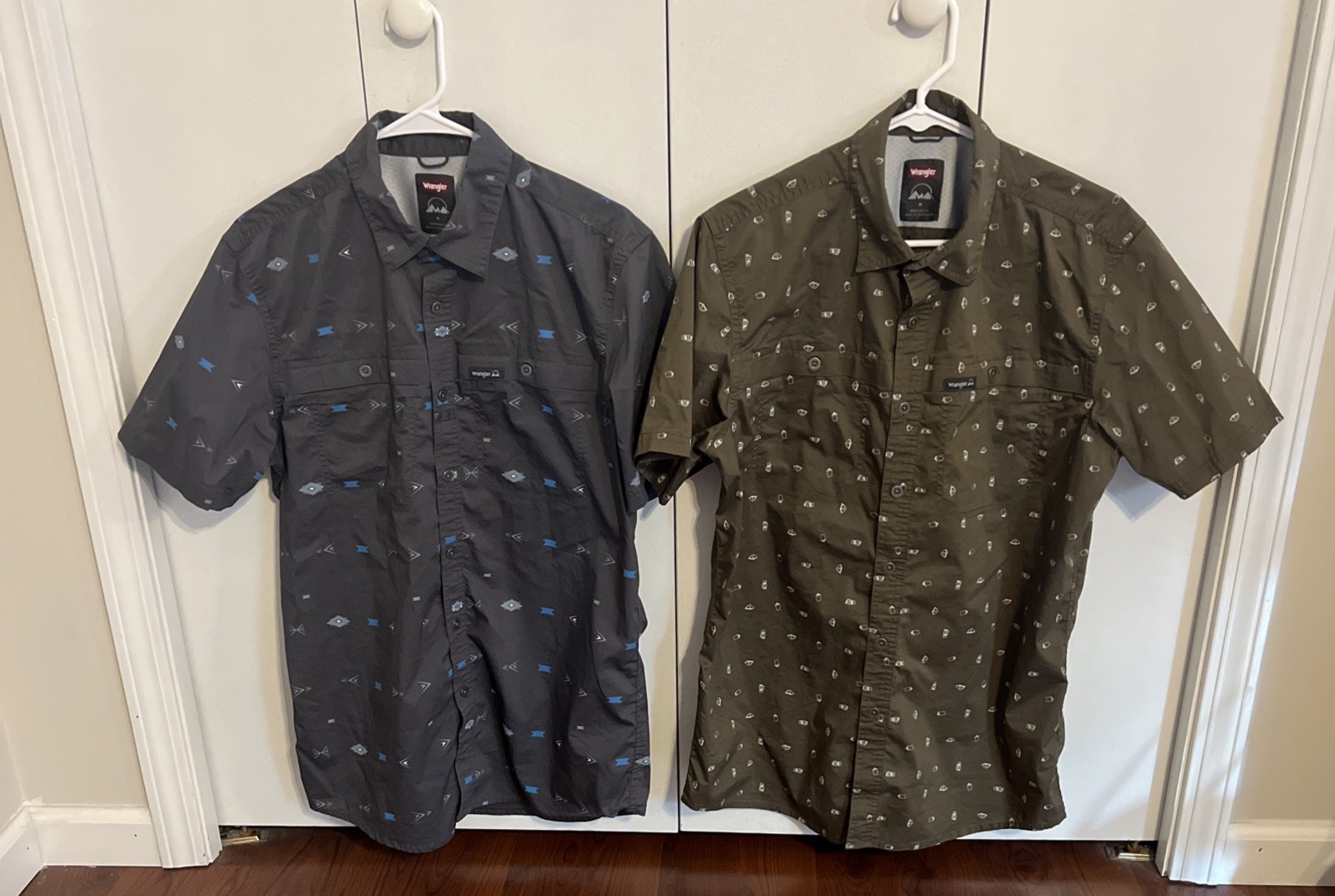 Wrangler Men's Button Up Shirt Size M Regular Fit Short Sleeve Lot of 2