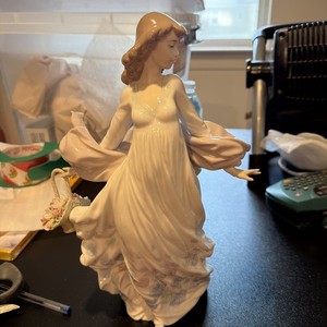 希少　美品　Spring splendor LLADRO Spring Splendor Woman Figurine | Lladró® USA