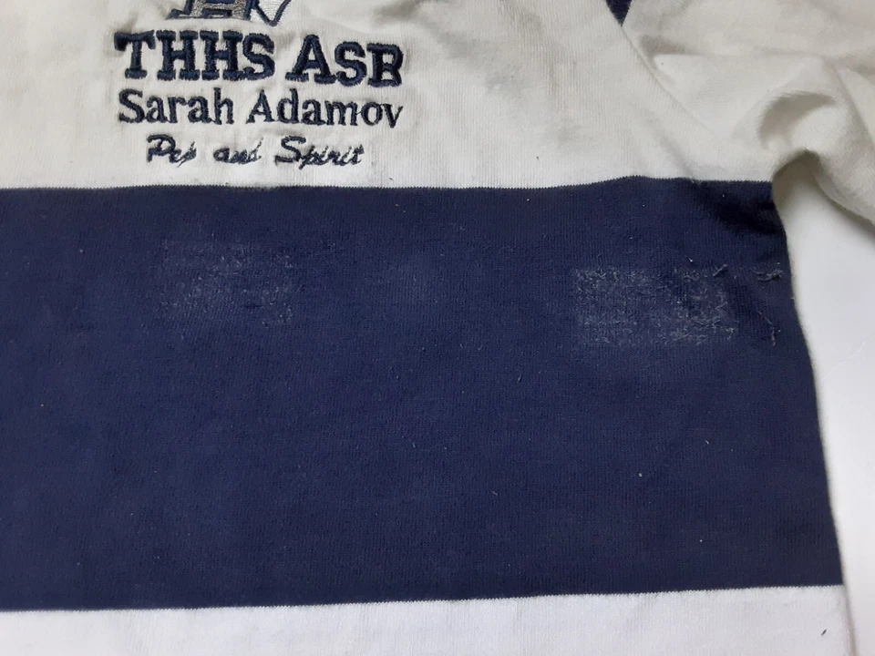 Camisa de Rugby Sport-Tek Bordada Pep And Spirit Adulto Talla Mediana Foto 3 de 4