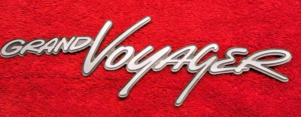 Original 1996-1997-1998-1999-2000 Plymouth Grand Voyager puerta levadiza emblema-insignia Foto 2 de 4