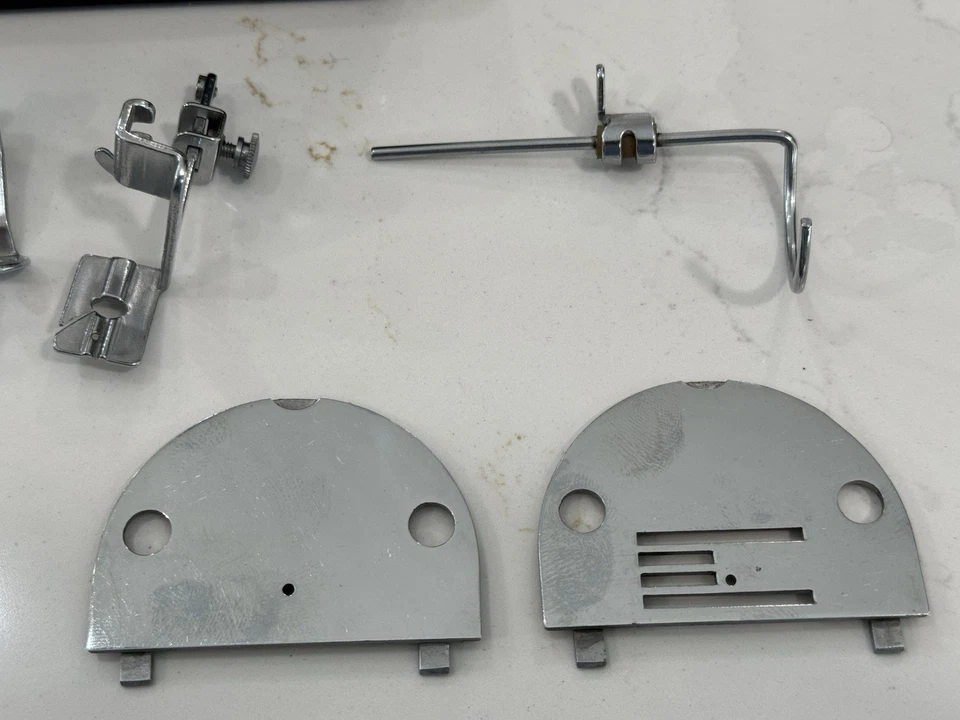 Máquina de coser vintage NECCHI BU 12 piezas, PIES, ACCESORIOS, en CAJA, EN MUY BUENA CONDICIÓN Foto 3 de 4