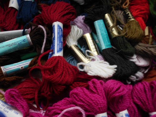BIG JOB LOT TAPESTRY YARNS WOOL SKEINS MAINLY VINTAGE inc ROCHELLE DMC SPINNERIA - Picture 12 of 21