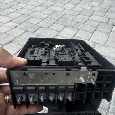 09-11 Vw Tiguan Engine Fuse Box Engine Compartment 1K0937629A