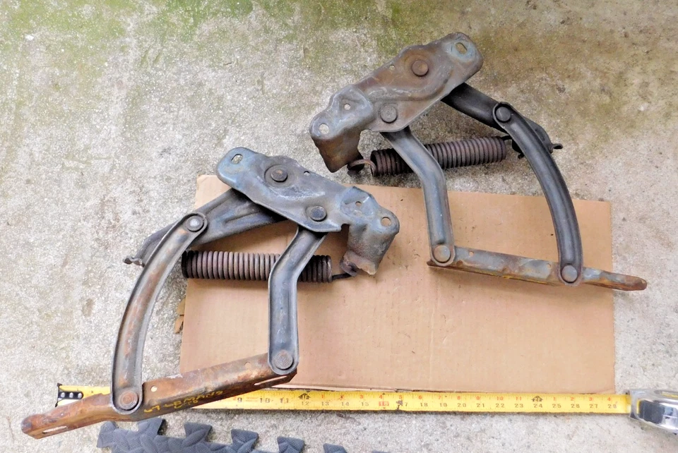 PAR DE BISAGRAS DE CAPÓ (R&L) PARA AUTOS PONTIAC GTO LEMANS TEMPEST 1964-67 1965 1966 Foto 2 de 3